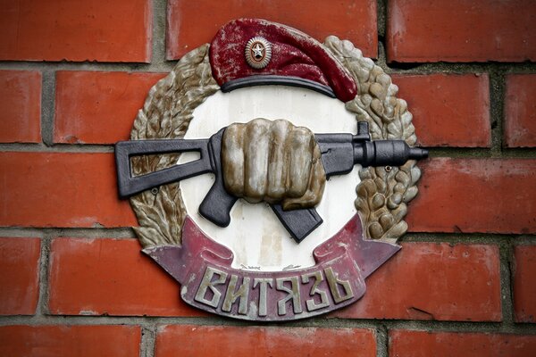 Armoiries des forces spéciales chevalier sur un mur de briques