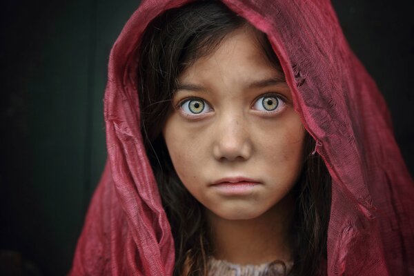 Portrait d une jeune fille aux yeux verts