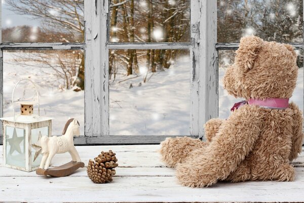 Winterspielzeug für Weihnachten und Schnee in der Natur im neuen Jahr