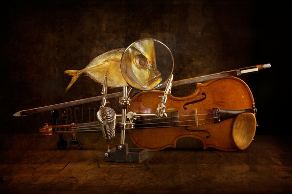 Un pez en una lupa contra el fondo de un violín