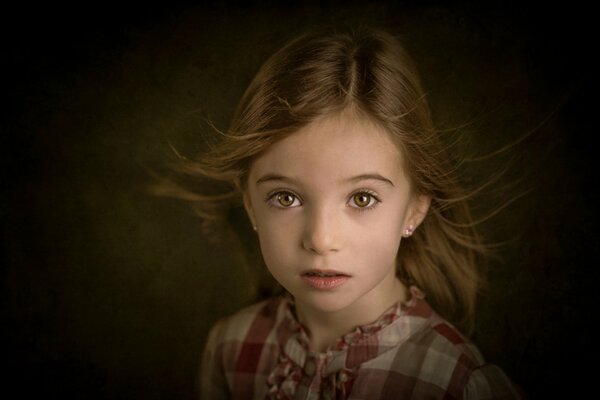 Charmante fille avec un beau regard