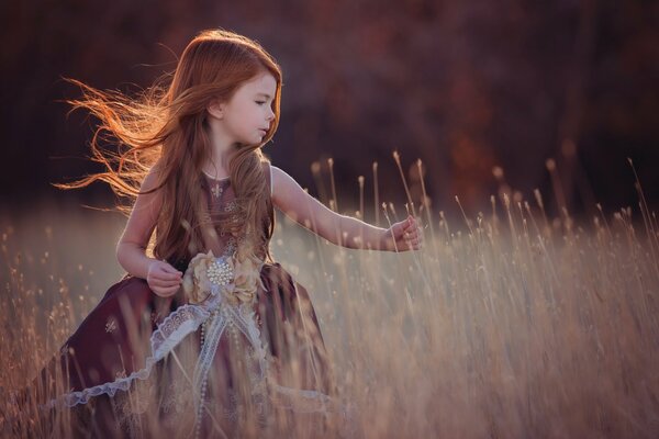 Ragazza dai Capelli rossi che corre sul campo d autunno