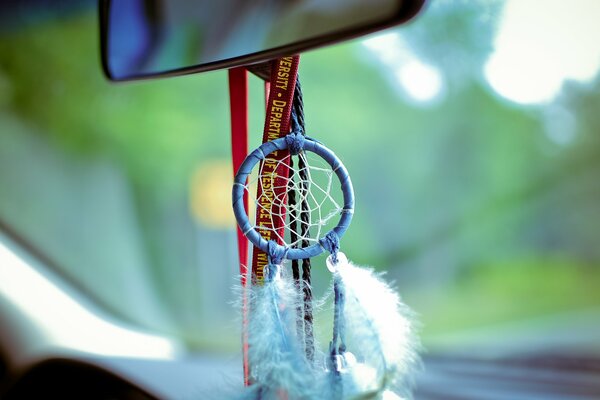 Dreamcatcher sur le pare-brise dans la voiture