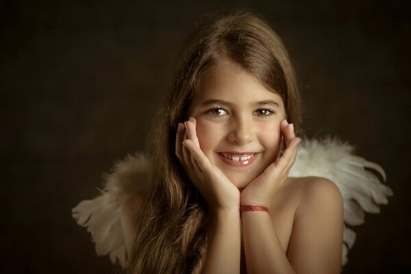 Retrato de una niña de ángel con alas