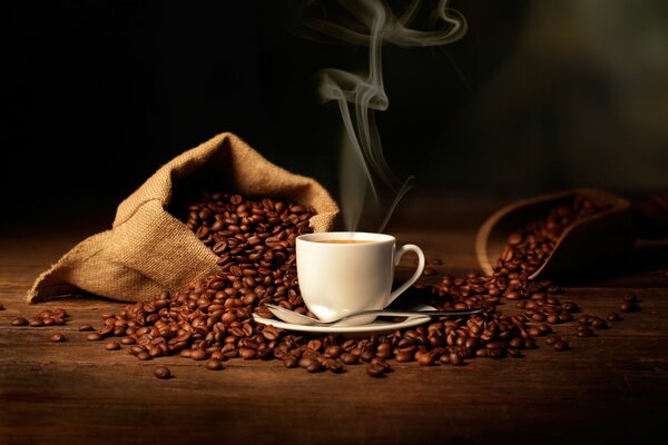 Beutel mit Kaffeebohnen und Tasse Kaffee