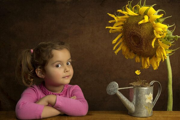 Chica con girasol en la mesa