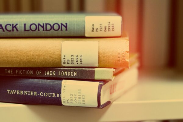 Image de la pile de livres de Jack London