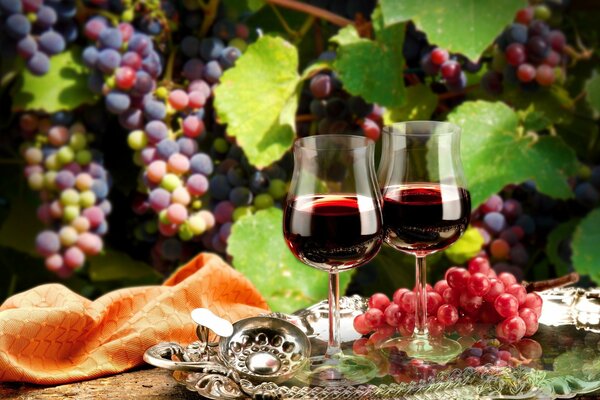 Servir avec des raisins et des verres de vin rouge