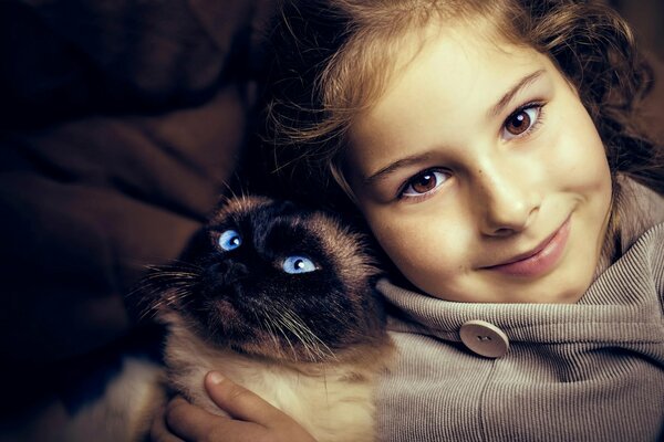 Die Katze ist die beste Freundin eines Mädchens