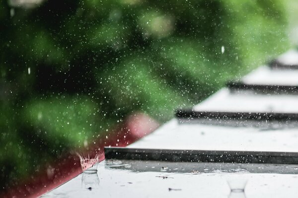 Llueve y cae una gota en el techo de la casa