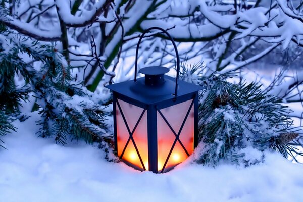 Lanterne d hiver et la neige est belle