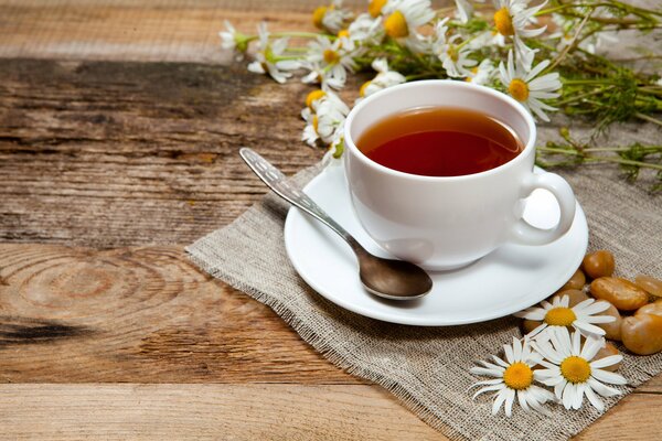Une tasse de thé sur une soucoupe se trouve sur la table