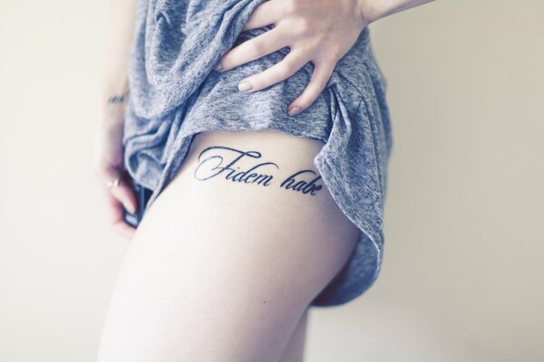 Belle jambe de fille avec tatouage