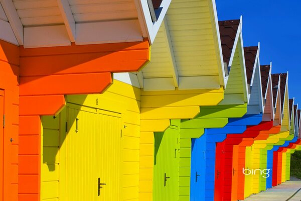 Casas de playa multicolores contra el cielo azul