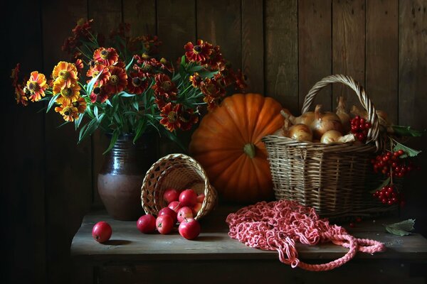 Image d automne où il y a des pommes et des citrouilles