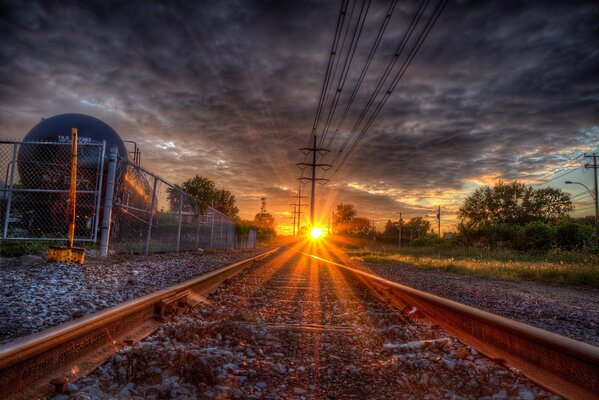 Romance ferroviario a través de los rayos del sol