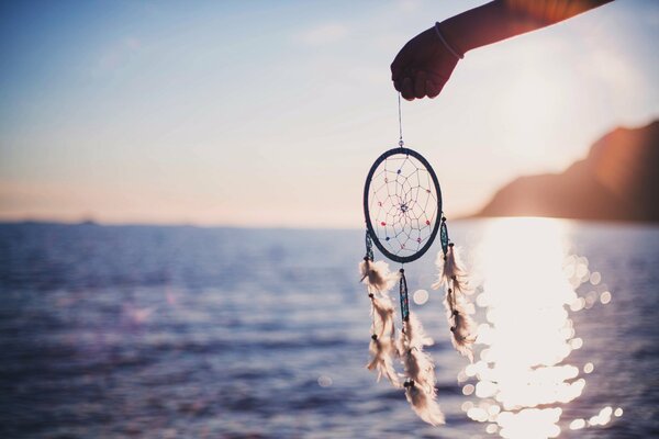 Atrapasueños contra el sol del río