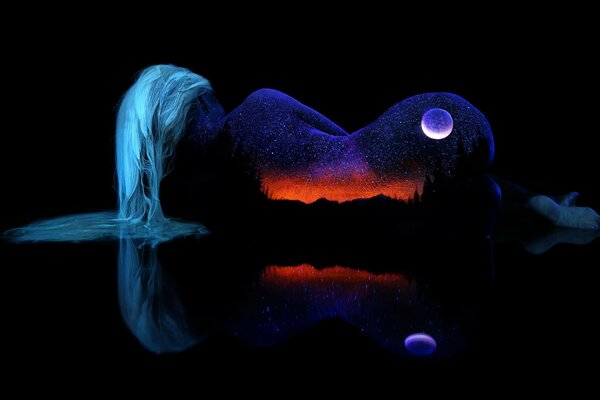 Paysage de nuit avec la silhouette d une fille mince et la lune