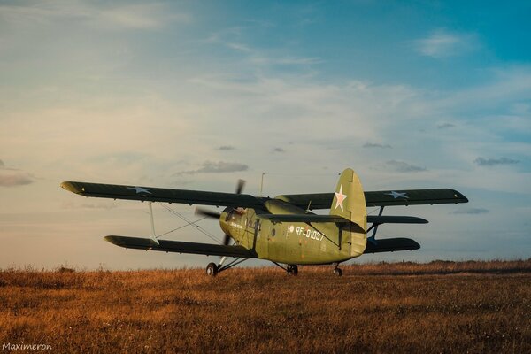 Фотография самолета стоящего в поле