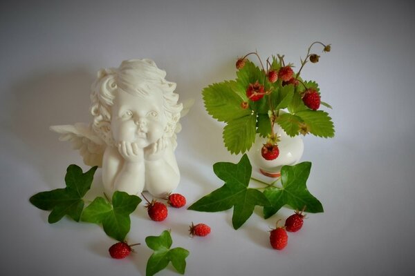 Nature morte d une statuette d ange et de fraises