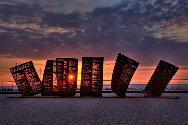 Das Katwijk-Denkmal in den Niederlanden bei Sonnenuntergang