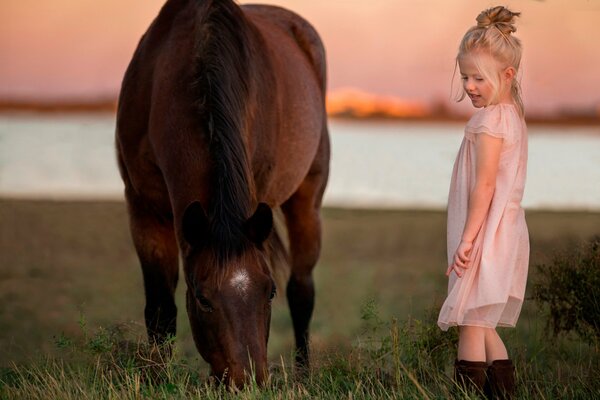 Ragazza nella natura accanto al cavallo