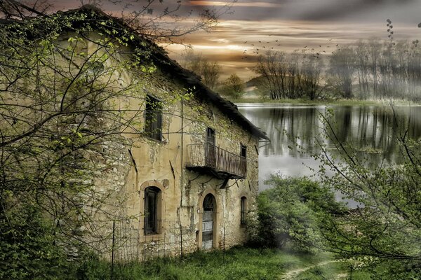 Maison abandonnée près de la rivière dans le village