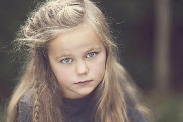 Foto de una niña con el pelo hermoso