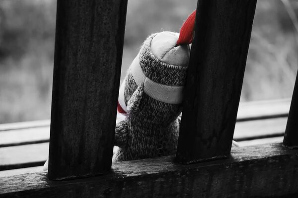 Image sombre de jouets en peluche sur le banc