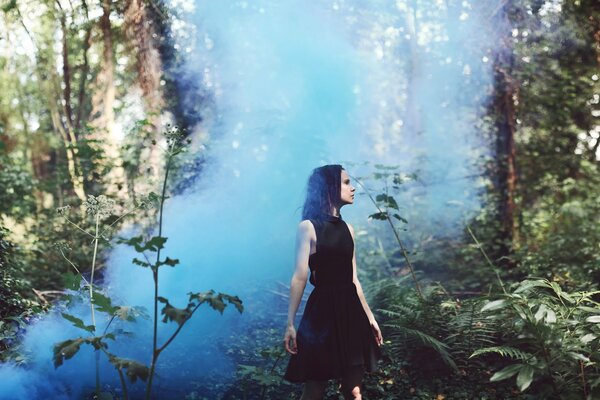 Photo d une fille dans un brouillard bleu