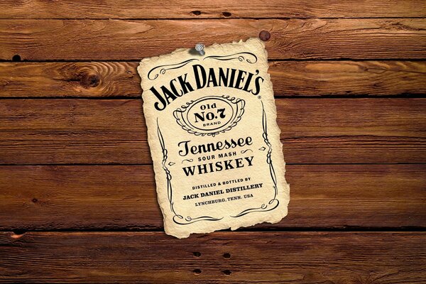 Etiqueta de whisky Jack Daniels sobre fondo de madera