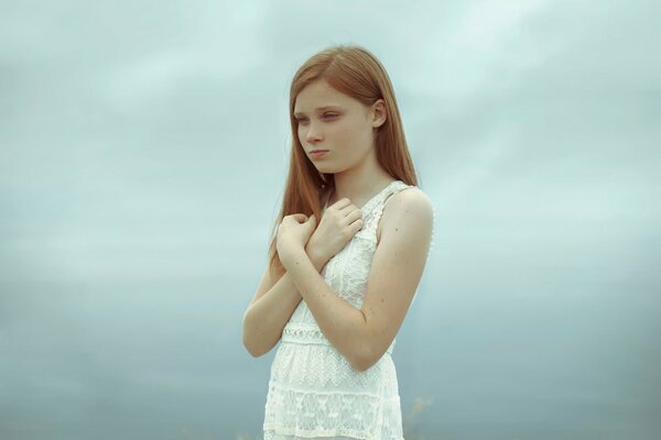 Rousse Fille en robe blanche