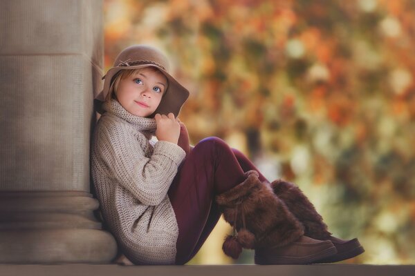 Retrato de una niña con sombrero y botas