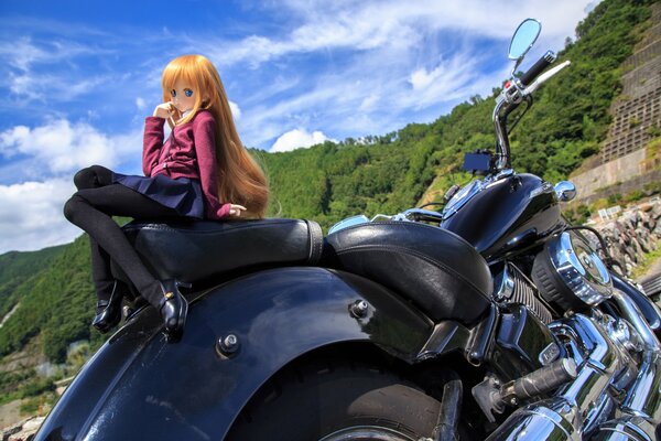 Кукла на сидении мотоцикла Ямаха