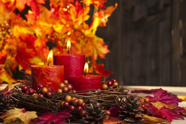 Cálido arreglo de otoño con velas