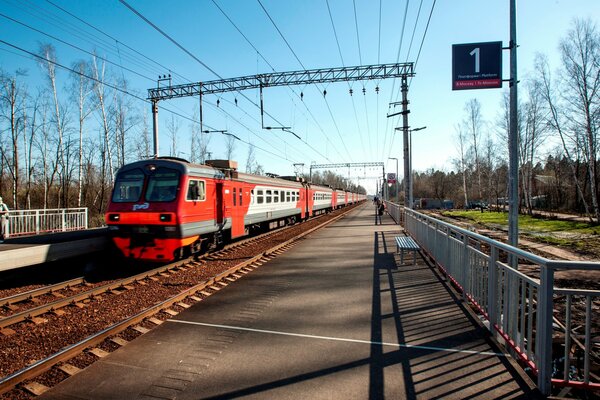 Pociąg pasażerski na przystanku