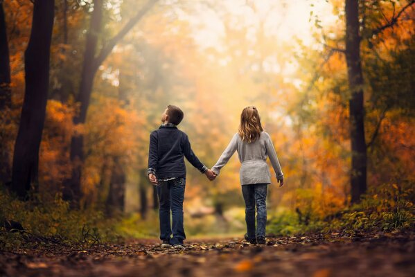 Niños enamorados caminando por el bosque