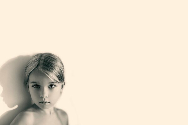 Retrato de una niña en un fondo monocromático