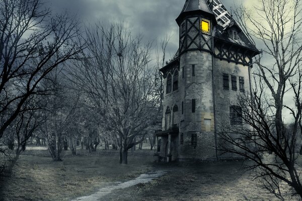 Une maison hantée à Halloween et un château sur un fond de ciel avec une pleine lune avec des nuages effrayants c est effrayant