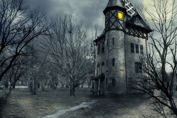Nawiedzony dom Halloween i Zamek na tle nieba z pełnią księżyca z przerażającymi chmurami jest przerażający