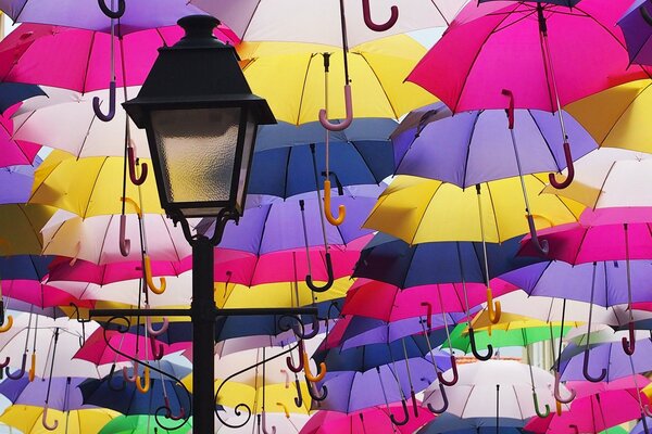 Belle rue des parapluies avec lanterne