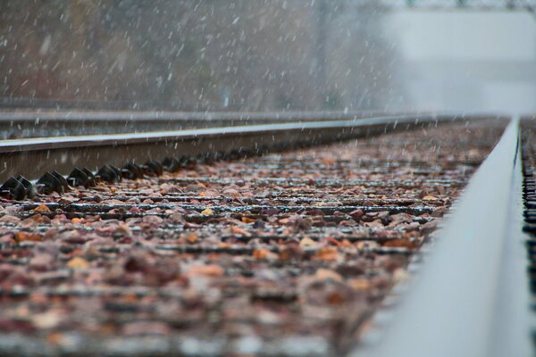 La neve cade sulla ferrovia