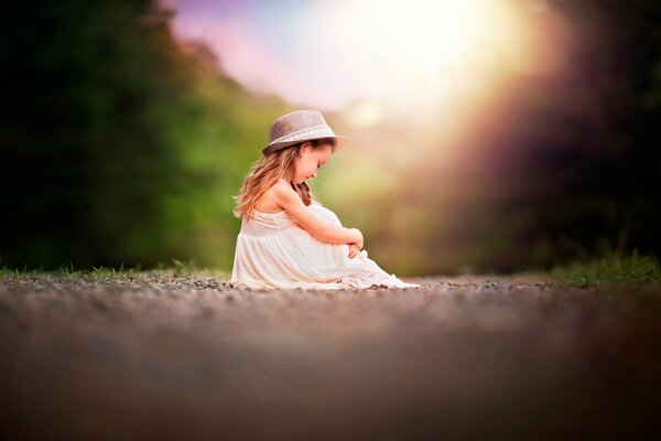 Assis fille sur son chapeau bokeh