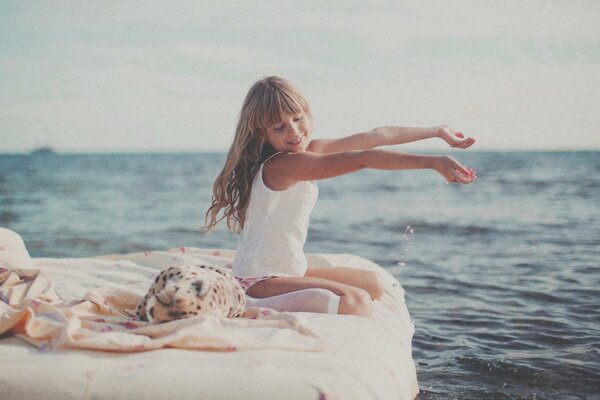 La bambina si rallegra del mare