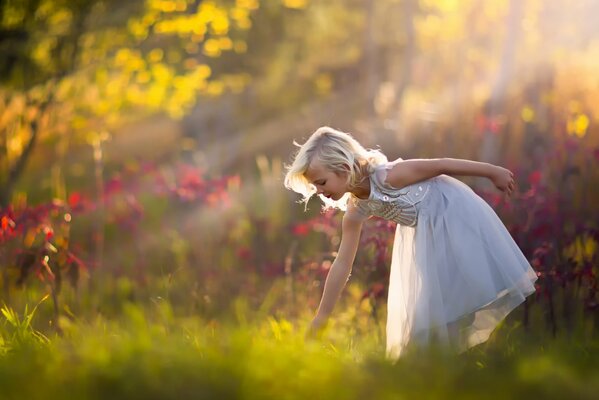 Ragazza che corre nella foresta misteriosa