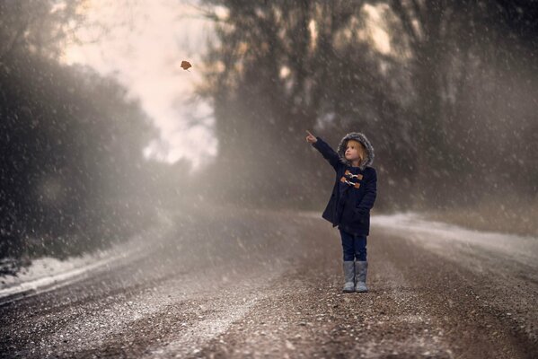 Fille debout sur la route d automne