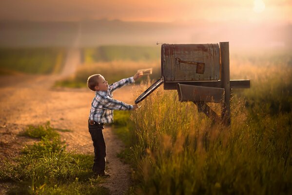 Niño lanza mensaje buzón