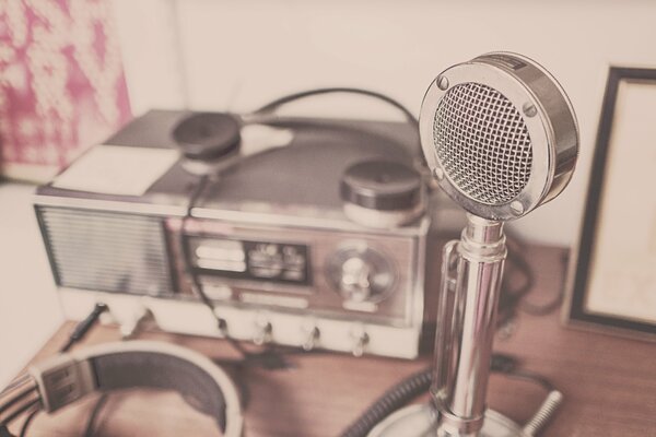 Microfono e radio in metallo vintage