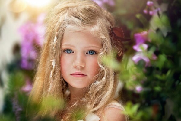 Retrato de una niña con una mirada expresiva