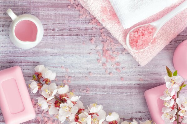 Composizione rosa-saponi, sali da bagno e fiori
